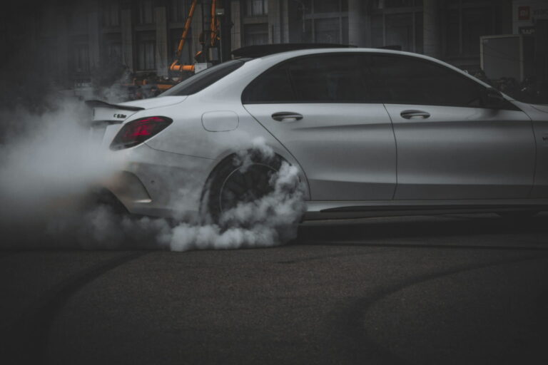 Ma voiture fume blanc et sent mauvais